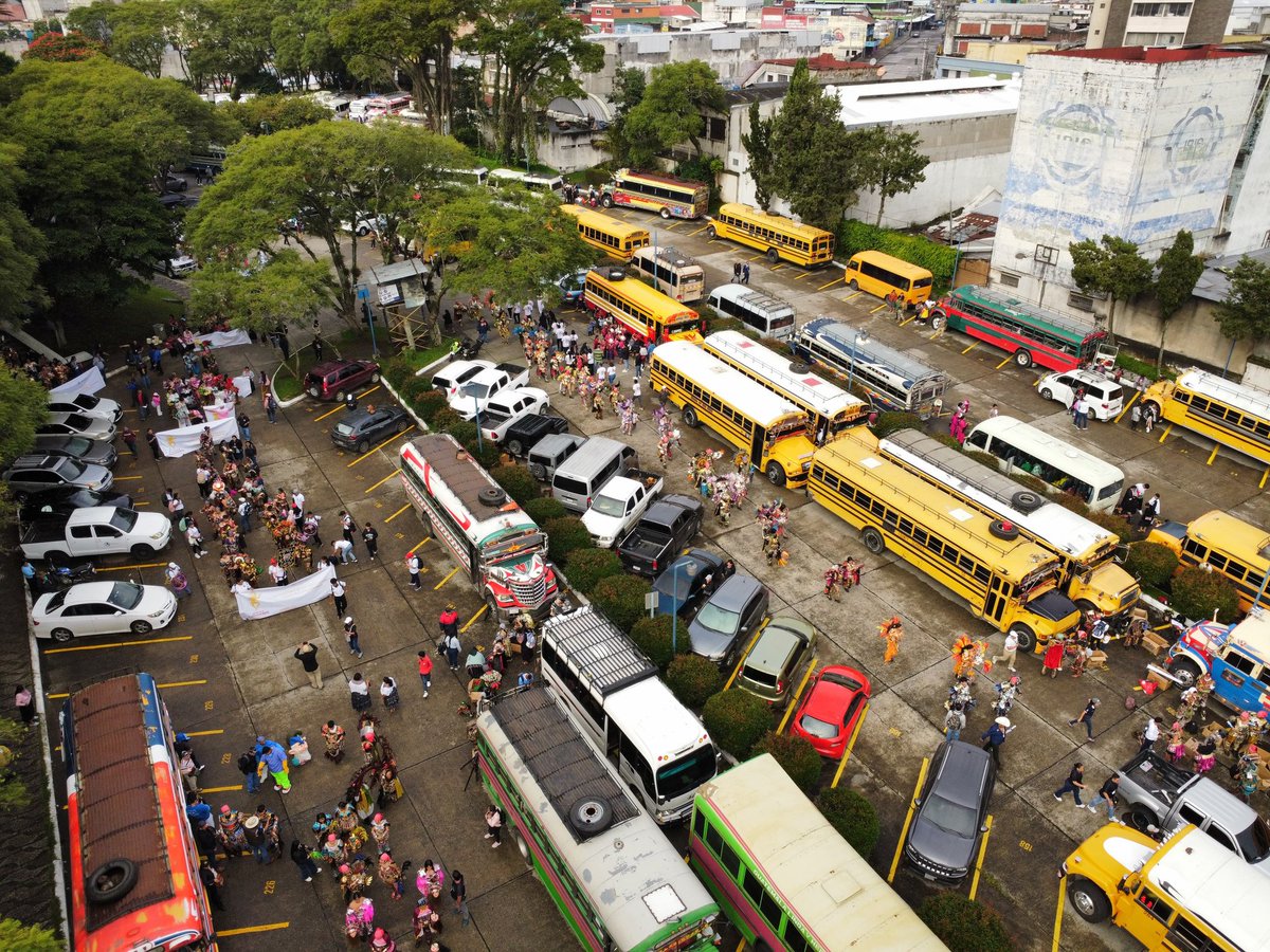 #Guatemala | 🎭 ¡La tradición cobra vida!
Guatemala ya está lista  para recibir el #EncuentroDeConviteros2025, una celebración vibrante de nuestras raíces. 
Conviteros de distintos puntos del país se reúnen en el corazón de la ciudad para compartir danzas,  vestimenta y colores.