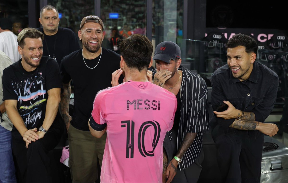 اقسم بالله الي اشوفه مو طبيعي ، اول مره اشوف لاعبين من اندية مختلفه يحضرون مباراة للاعب و يحتفلون معه وكانهم جمهور لميامي 

اقوى تشبيح ممكن تشوفه بحياتك والله حب كبيير لهم