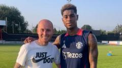 TOPXNews's tweet image. 🏃‍♂️⚽️ Ever wondered why footballers hire private coaches? 🤔 Personal training helps them refine skills, boost performance, and gain a competitive edge! It’s all about maximizing potential! 🌟 Read more here: [ift.tt/W0i8IOB #Football #Training #Performance #Coaching