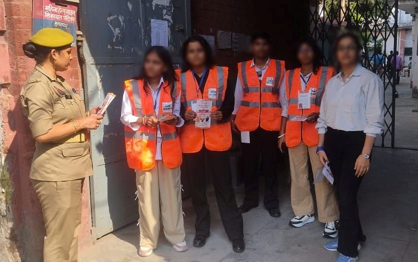 moradabadpolice's tweet image. #SSP @moradabadpolice के निर्देशन में थाना- मुगलपुरा पुलिस द्वारा #MissionShakti5 अभियान फेज-5 के तहत थाना क्षेत्रा0 भ्रमणशील रहकर महिलाओं/बालिकाओ को हेल्पलाइन नं0- 1090,112,181,1098,1930,1076 व UPCOP ऐप से प्राप्त होने वाली सुविधाओं आदि के बारे में जागरूक किया गया।

#UPPolice