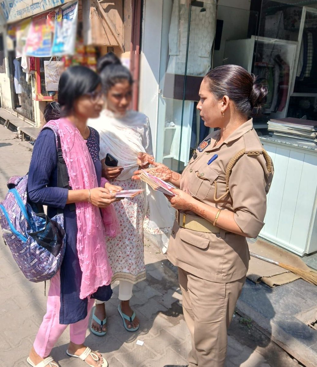 moradabadpolice's tweet image. #SSP @moradabadpolice के निर्देशन में थाना- मुगलपुरा पुलिस द्वारा #MissionShakti5 अभियान फेज-5 के तहत थाना क्षेत्रा0 भ्रमणशील रहकर महिलाओं/बालिकाओ को हेल्पलाइन नं0- 1090,112,181,1098,1930,1076 व UPCOP ऐप से प्राप्त होने वाली सुविधाओं आदि के बारे में जागरूक किया गया।

#UPPolice