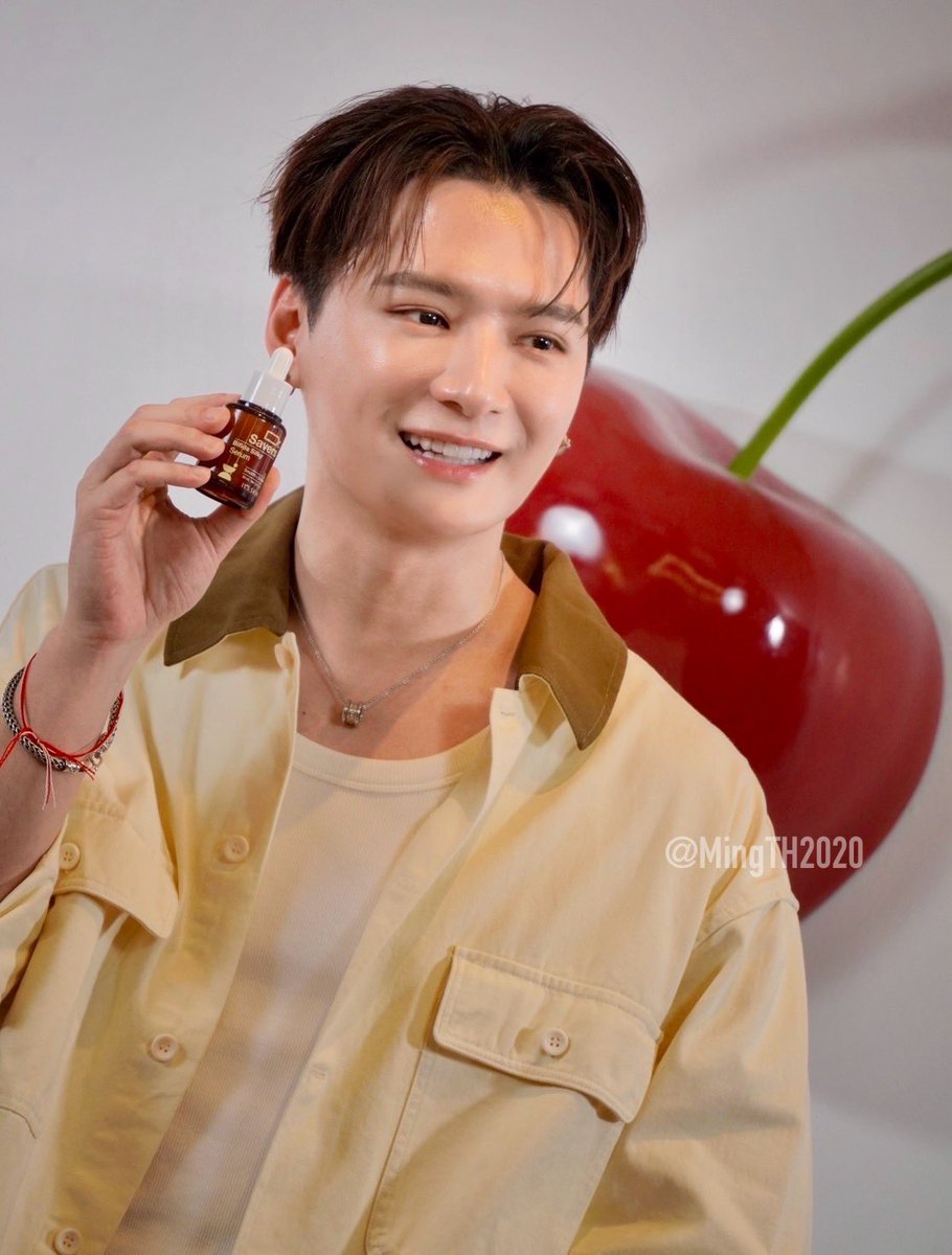 MingTH2020's tweet photo. Handsome and good at making products look attractive🥰

表情が瞬時に”商品広告のスチール撮影の顔”になって、芸能人のお仕事が垣間見れたの楽しかった👏

#ITSSKINxKristPerawat
#KristPerawat https://t.co/iZjzWRFQCD
