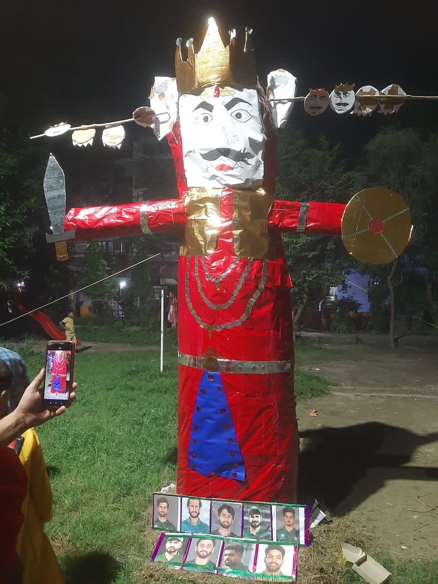 santoshmediaman's tweet image. दशहरे पर रावण के साथ जले पाक क्रिकेटरों के पोस्टर।

लखनऊ के जानकीपुरम के महाकालेश्वर मंदिर पार्क में रावण दहन के साथ पाकिस्तानी खिलाड़ियों के चित्र जलाए गए।

एशिया कप 2025 में पाक टीम के रवैये और पूर्व कप्तान के ट्रॉफी लेकर भागने पर जनता का गुस्सा! #Dussehra #AsiaCup #Lucknow