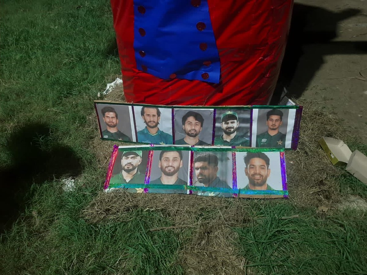 santoshmediaman's tweet image. दशहरे पर रावण के साथ जले पाक क्रिकेटरों के पोस्टर।

लखनऊ के जानकीपुरम के महाकालेश्वर मंदिर पार्क में रावण दहन के साथ पाकिस्तानी खिलाड़ियों के चित्र जलाए गए।

एशिया कप 2025 में पाक टीम के रवैये और पूर्व कप्तान के ट्रॉफी लेकर भागने पर जनता का गुस्सा! #Dussehra #AsiaCup #Lucknow