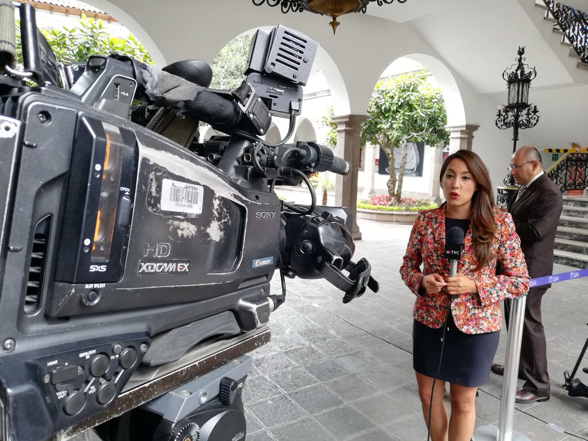 <a href="/enindefension/">ENRIQUE ALCIVAR</a> Para quienes vienen a ver los comentarios, quiero decirles que TODA la vida los periodistas hemos podido hacer grabaciones en los bajos del Palacio. Jamás ha habido una restricción en el espacio donde Enrique señala. Eso es lo extraño ¿desde cuándo hay tanta restricción? 

Acá la