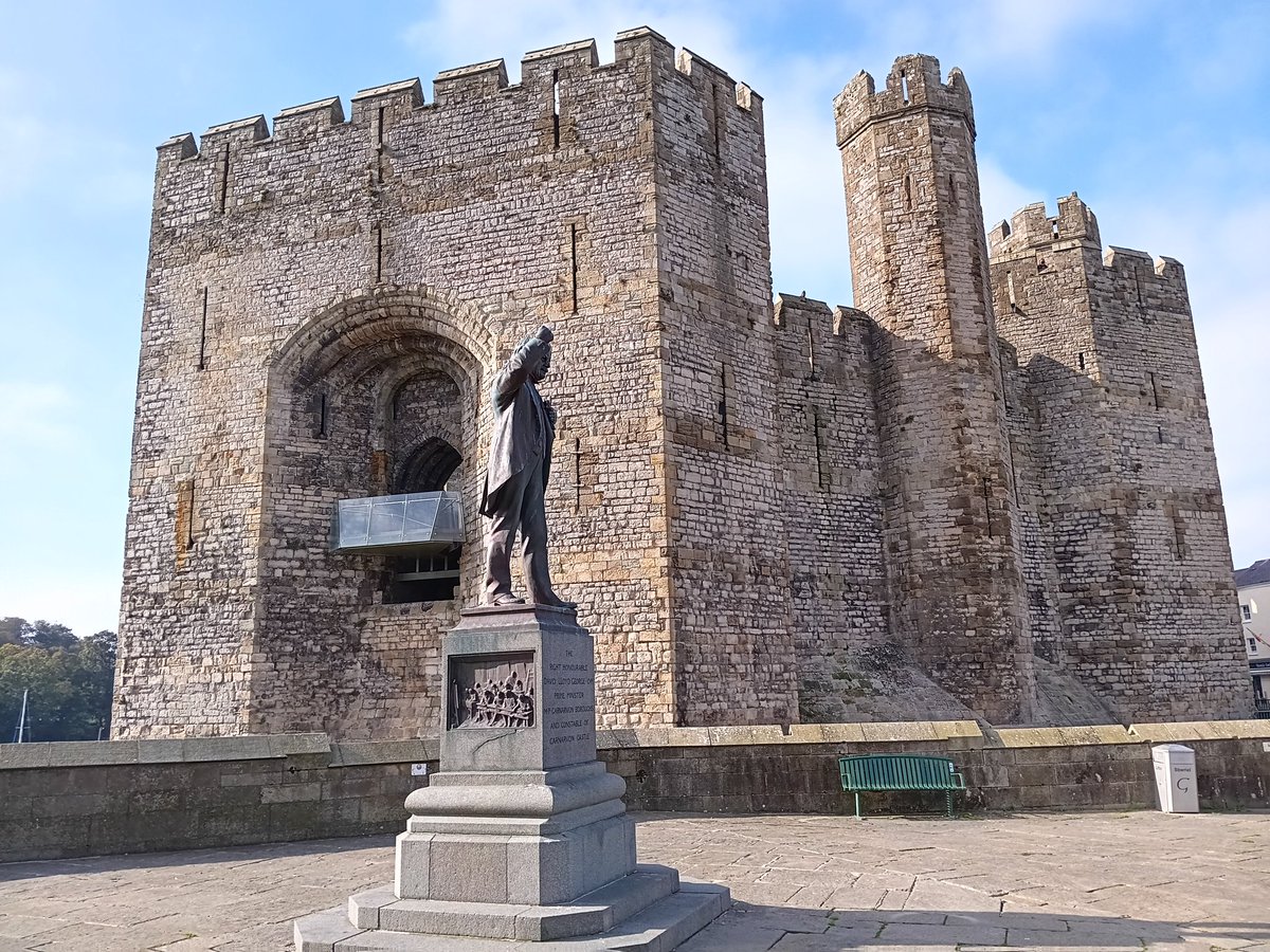 BooshPemberton's tweet photo. Popped over to Caernarfon today , sun came out #Sundaytrips https://t.co/KqEVIRZENe