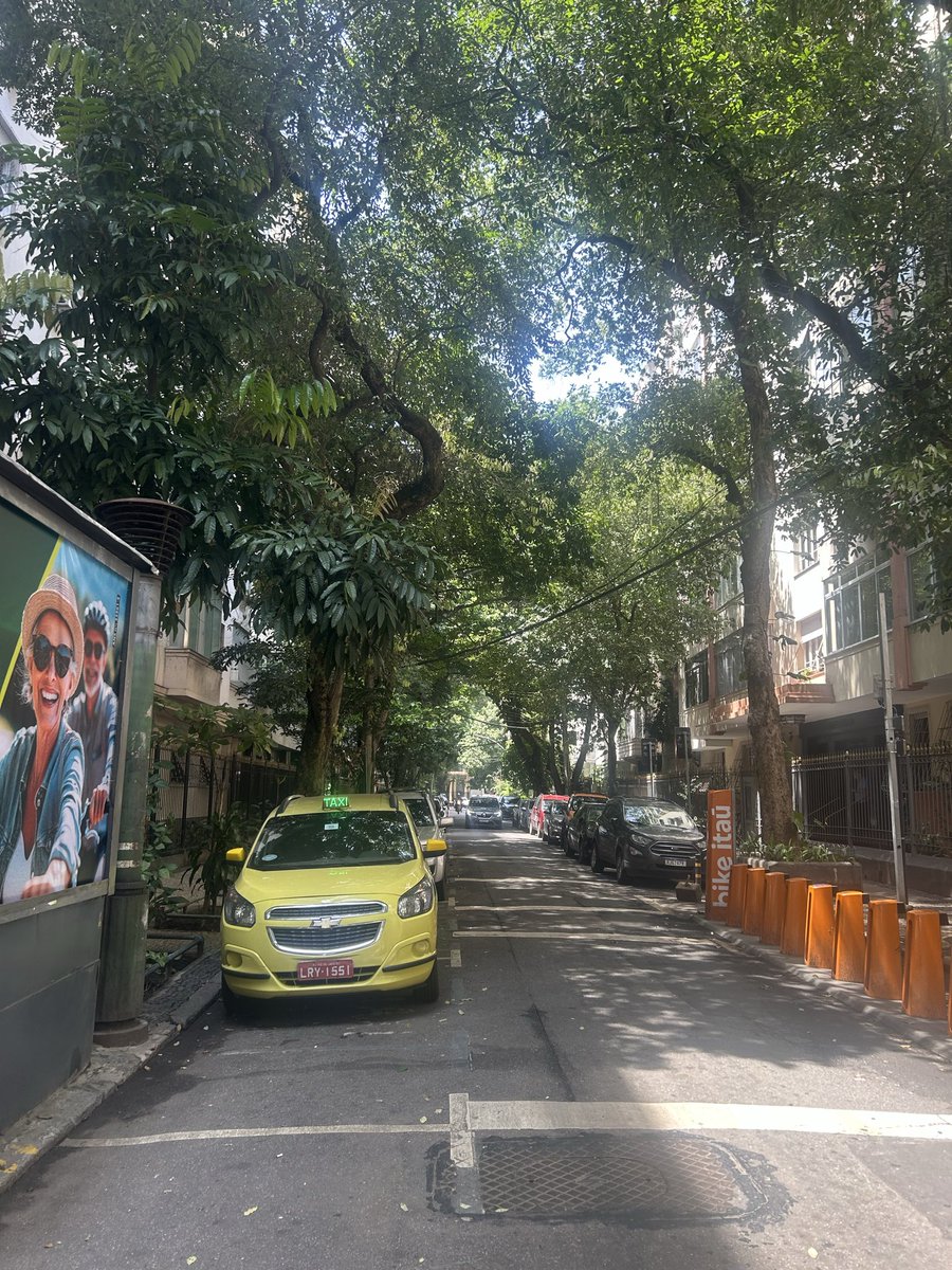 04denovembro23's tweet image. Eduardo Paes precisa ir ao Congresso explicar por que as ruas do Subúrbio não são assim. Estou flanando há 40min na Zona Sul e é como um sopro de vida. A ideia de ter que voltar pras adjacências do CPX de Israel está me atormentando.