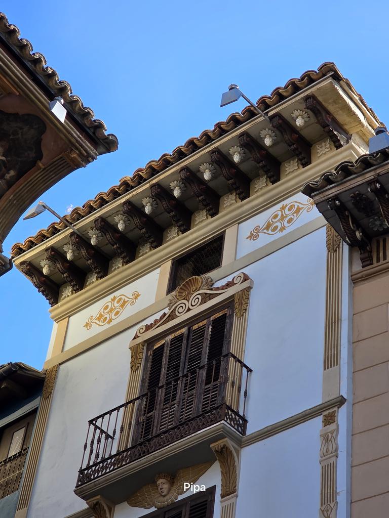 pipapipia's tweet image. A wonderful rooftop. So well done. Medieval houses.🤎💙