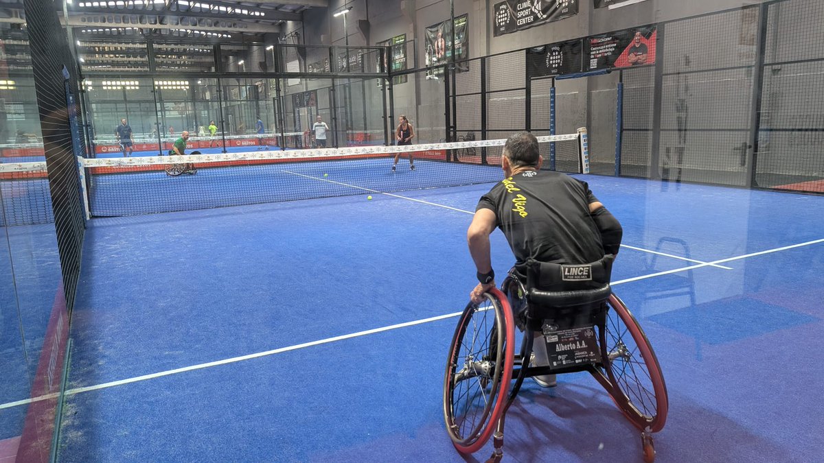 HOY PACHANGA DE DOMINGO CON LOS JUGADOR@S DE @clubapadeleira en el @twelvepadelzenter!!

3 de nuestros jugadores participaron en los partidos que  A padeleira organiza cada fin de semana en el Twelve.
  Dando visibilidad al deporte inclusivo. Arriba el deporte adaptado!