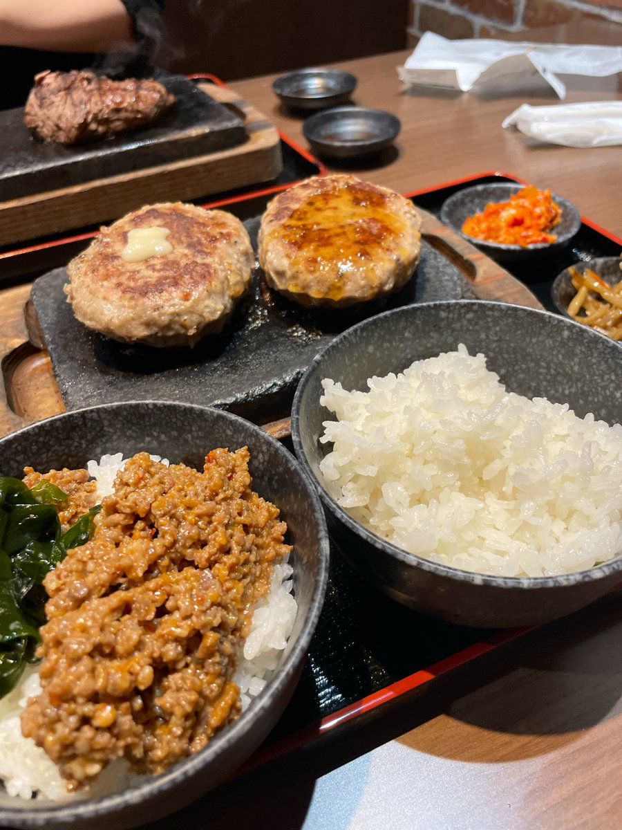 pooo0104's tweet photo. 感動の肉と米。地元に出来たから行ってみたけどコスパ良すぎ◎ご飯��副菜、味噌汁食べ放題って最高〜5杯完食うまかった🍚 https://t.co/pTQsXST90R