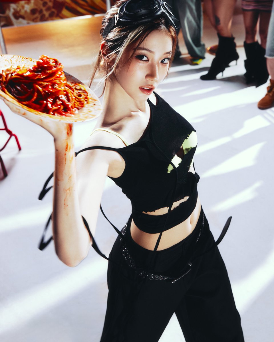 SOURCEMUSIC's tweet image. CHEEKY NEON PEPPER🌶️
2025.10.24 1PM (KST) | 12AM (ET)
💿Pre-save & Pre-order
le-sserafim.lnk.to/SPAGHETTI
#LE_SSERAFIM #르세라핌
#EAT_IT_UP_SPAGHETTI