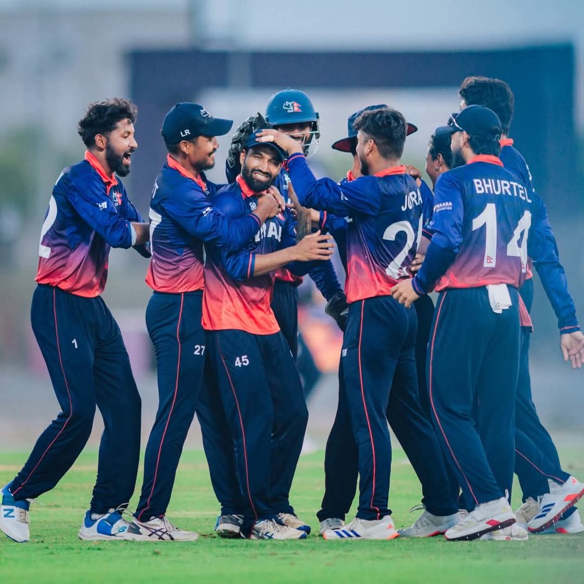 Man of Match घोषणा भएपछि  दीपेन्द्र सिङ ऐरीले कमेन्टेटर Andrew Leonard संग कुराकानी गर्न Rohit paudel लाई Translator को रुपमा बोलाउँछ्न् !
"पर्दैन होला" - Andrew बोल्छन् !
दीपेन्द्रले बोलेको कुरा उल्था गर्दैगर्दा रोहित पौडेलले छुटाएको केही कुरा Andrew स्वयंले भनिदिन्छन् !
अर्थात्