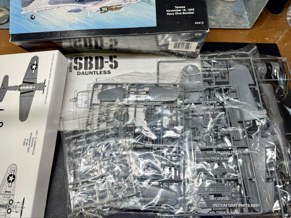 「いま緊急で動画回してます」ってこう言う時に使うんやろと思うんやけど、中古で買ってきたSBD-5ドントレス、今開封したらデカールが入ってないのコレどうすんのよ！
#ろうがんず展2025