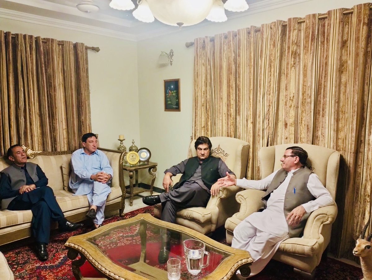 SyedMAliShah_'s tweet image. اسلام آباد: پاکستان پیپلز پارٹی ضلع چترال کے رہنماؤں سلیم خان، شیر حسین اور فضل ربیح جان نے صوبائی صدر پیپلز پارٹی خیبر پختونخوا سید محمد علی شاہ باچا سے ملاقات کی۔
ملاقات میں حلقہ NA-1 کے ضمنی انتخابات سے متعلق تفصیلی تبادلۂ خیال ہوا۔ شرکاء نے اس بات پر اتفاق کیا کہ پارٹی قیادت…