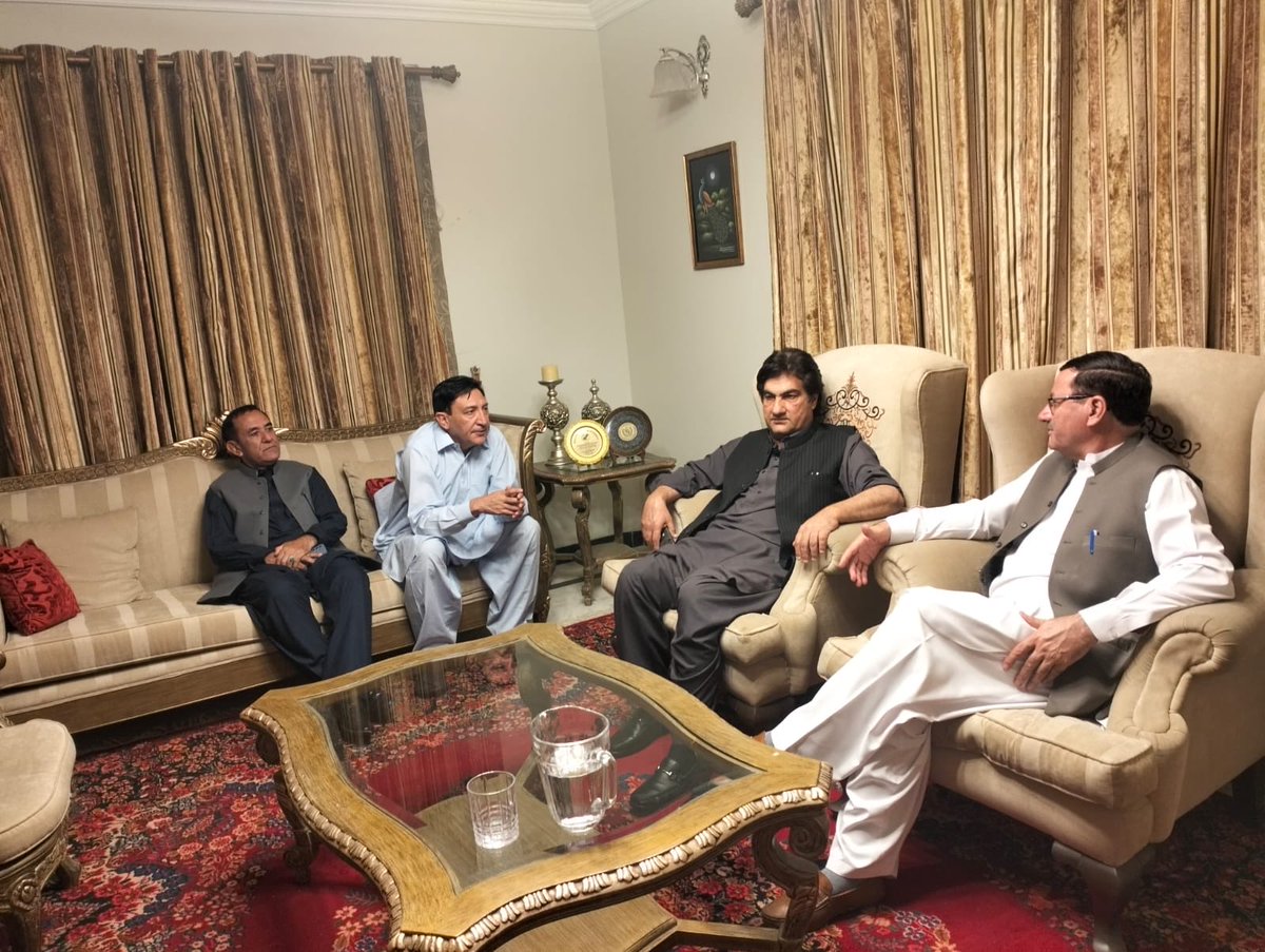 SyedMAliShah_'s tweet image. اسلام آباد: پاکستان پیپلز پارٹی ضلع چترال کے رہنماؤں سلیم خان، شیر حسین اور فضل ربیح جان نے صوبائی صدر پیپلز پارٹی خیبر پختونخوا سید محمد علی شاہ باچا سے ملاقات کی۔
ملاقات میں حلقہ NA-1 کے ضمنی انتخابات سے متعلق تفصیلی تبادلۂ خیال ہوا۔ شرکاء نے اس بات پر اتفاق کیا کہ پارٹی قیادت…