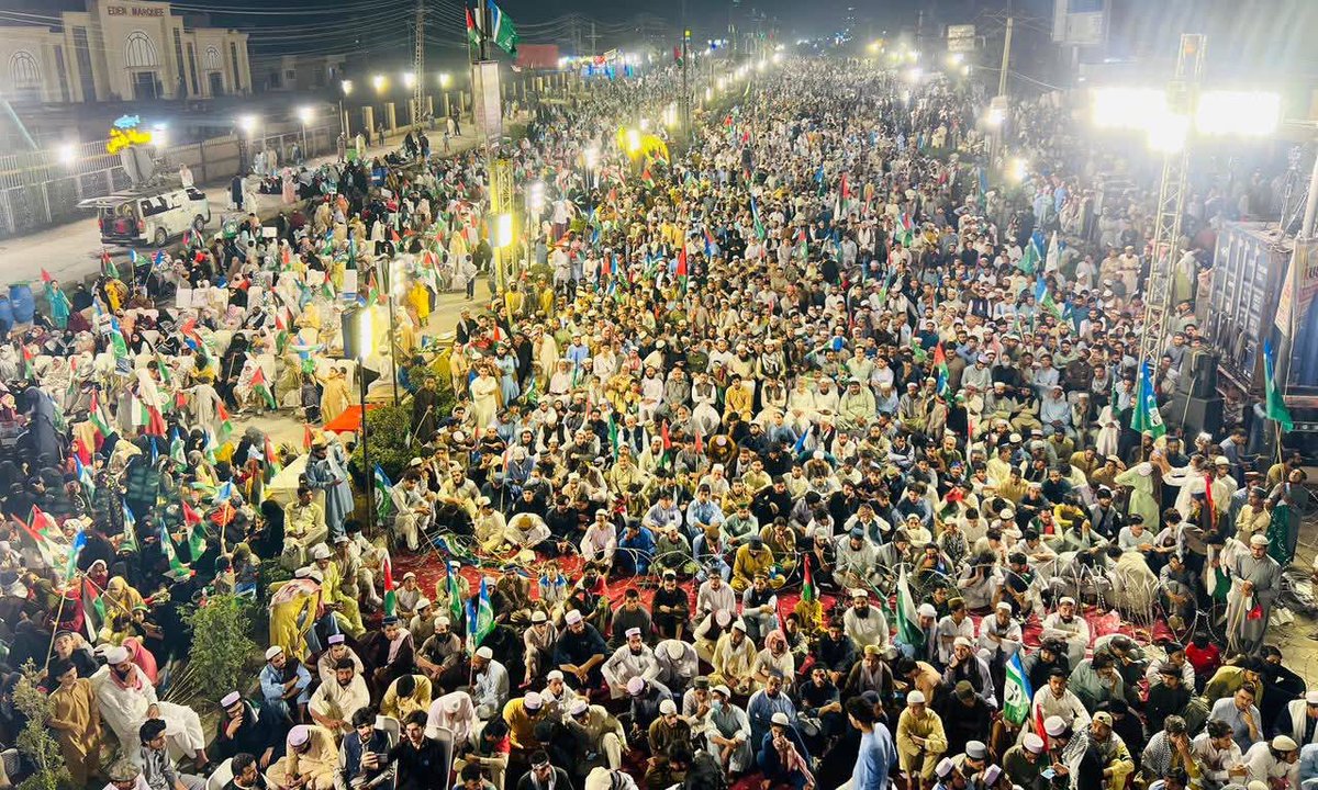Umairlook's tweet image. پشاور آج فلسطین کے نام پر متحد ہے۔ جماعتِ اسلامی کے زیرِ اہتمام #GazaMarchPeshawar امتِ مسلمہ کے ضمیر کی پکار ہے۔ اسرائیل کی درندگی کے خلاف پشاور کے عوام سڑکوں پر نکل آئے ہیں۔ یہ صرف احتجاج نہیں، آزادیِ قدس کا اعلان ہے۔ ✊🇵🇸
