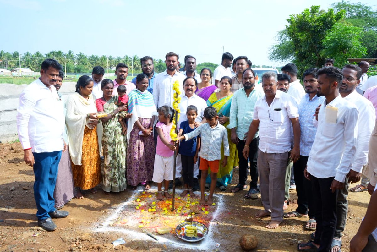 dsudhakar2727's tweet image. ಗೌರವಿಸಿದರು.

ಈ ಕಾಮಗಾರಿಯಿಂದ ಜನರ ದಿನನಿತ್ಯ ಸಂಚಾರ ಸುಗಮಗೊಳ್ಳಲಿದೆ ಮತ್ತು ಮೂಲಭೂತ ಸೌಕರ್ಯಗಳ ಅಭಿವೃದ್ಧಿಗೆ ಮತ್ತೊಂದು ಹೆಜ್ಜೆ ಮುಂದಾಗಿದೆ.

#DevelopmentForAll #HiriyurDevelopment #CCRoad #GroundBreaking #ChitradurgaProgress #DSudhakar #MinisterForPlanning #KarnatakaGovernment