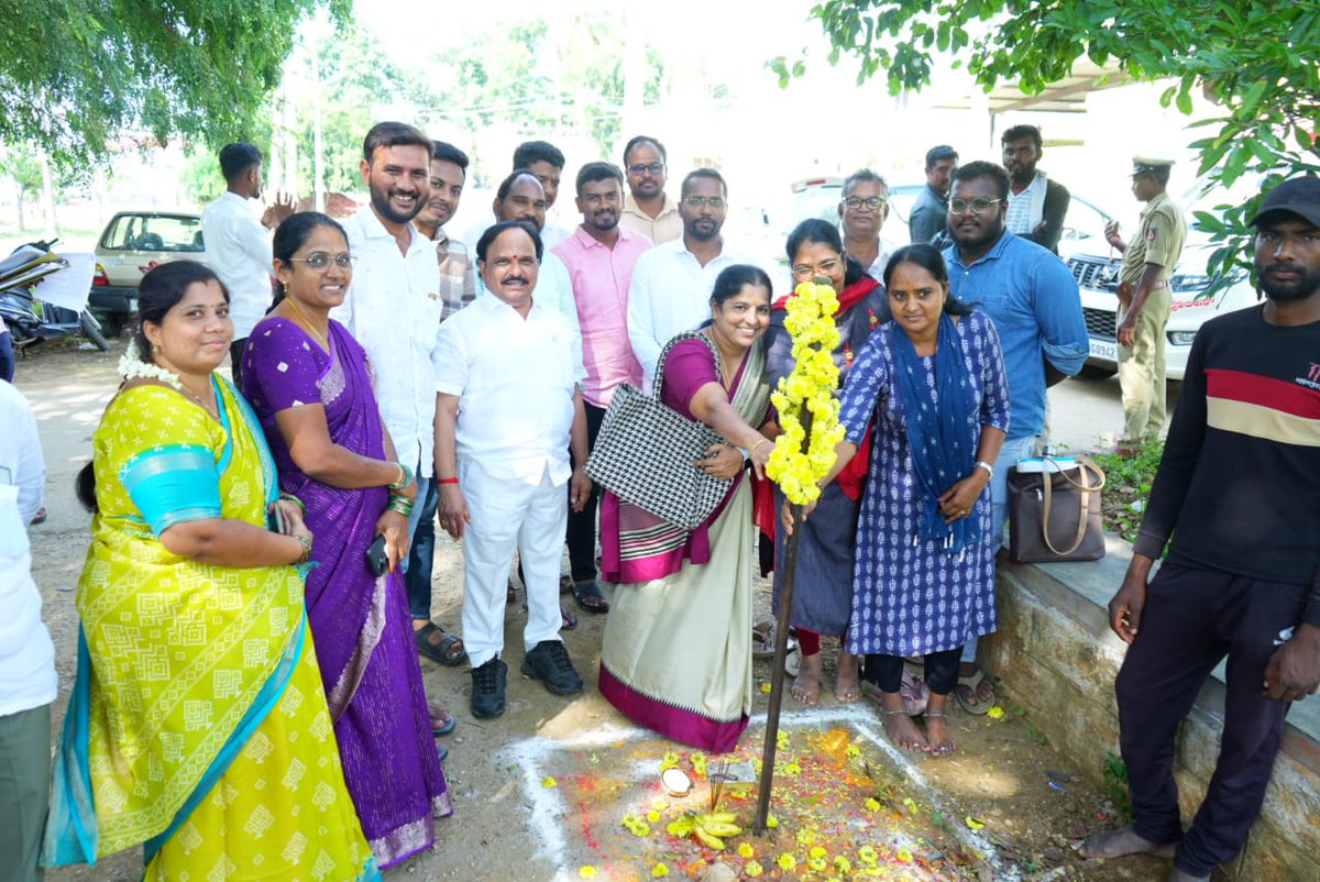 dsudhakar2727's tweet image. ಗೌರವಿಸಿದರು.

ಈ ಕಾಮಗಾರಿಯಿಂದ ಜನರ ದಿನನಿತ್ಯ ಸಂಚಾರ ಸುಗಮಗೊಳ್ಳಲಿದೆ ಮತ್ತು ಮೂಲಭೂತ ಸೌಕರ್ಯಗಳ ಅಭಿವೃದ್ಧಿಗೆ ಮತ್ತೊಂದು ಹೆಜ್ಜೆ ಮುಂದಾಗಿದೆ.

#DevelopmentForAll #HiriyurDevelopment #CCRoad #GroundBreaking #ChitradurgaProgress #DSudhakar #MinisterForPlanning #KarnatakaGovernment