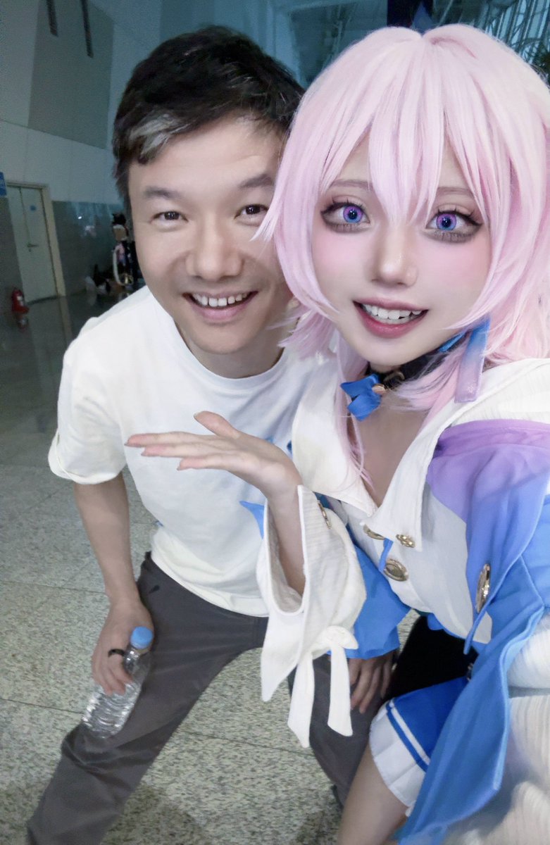 #HoYoLAND2025
스타레일 마스코트인 삼칠이🌸 코스프레하고 CEO 류웨이님을 만나다🥹😭 어쩜 이런 우연스러운 일이… 인생게임 만들어주셔서 감사하다고 텔레파시 보내고 왔습니다. ㅠ ㅠ 
기억에 길이 남을 영광스러운 투샷…😭😭
우리 붕스 앞으로도 기대가 되어요
여정의 끝이 뭇별에 닿길,,✨💫