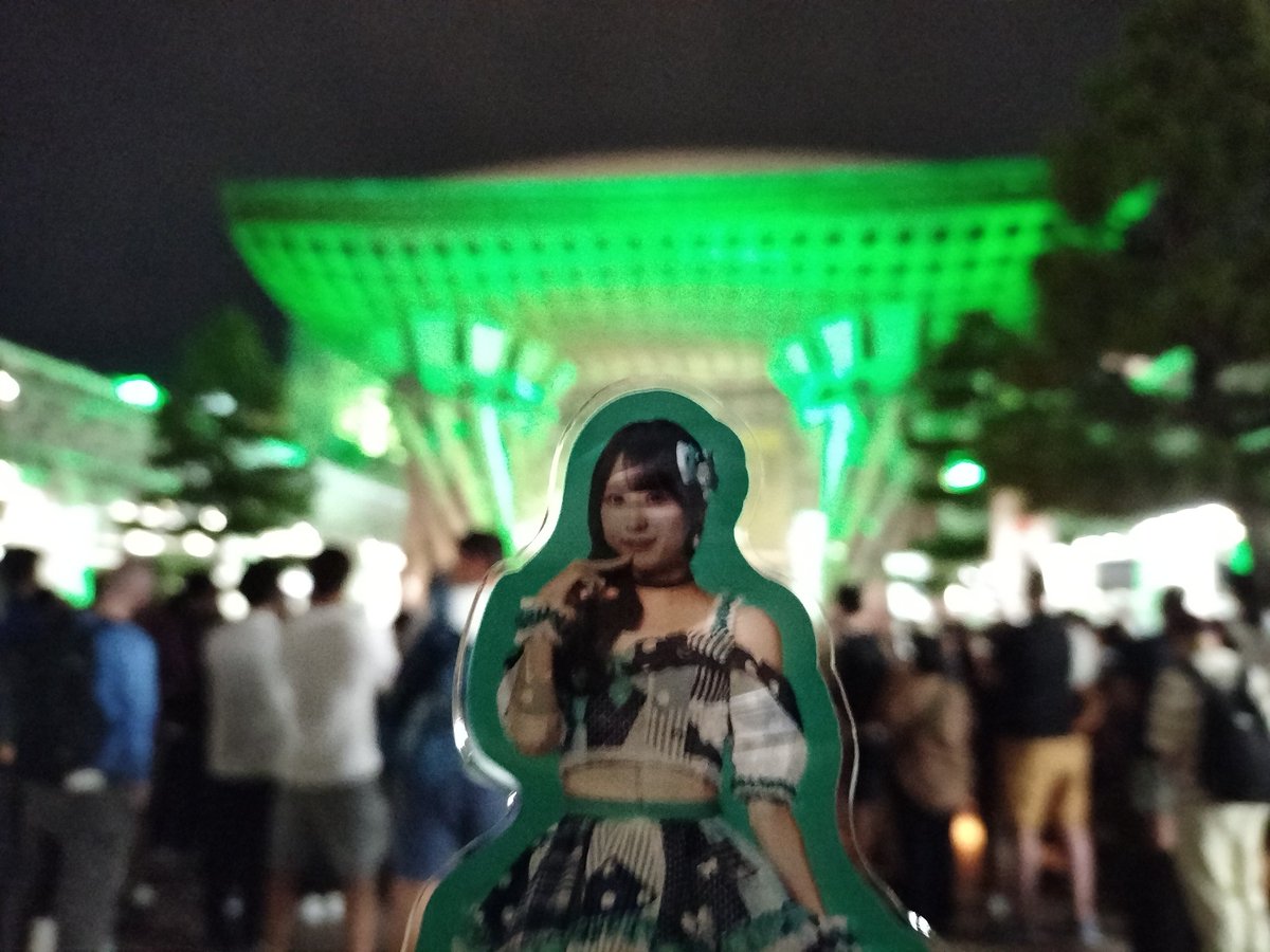 sushitabeyo_jp's tweet image. 素晴らしい2ステ目で気持ちは高ぶったまま、後ろ髪引かれながらひと足お先に失礼しました！
鼓門前で和太鼓演奏やっててグリーンのライトアップだったよ〜
このアクスタ後ろ姿撮れるのめっちゃいい✨✨

#スクスマ 
#SCRAMBLESMILE 
#美海のいる日常