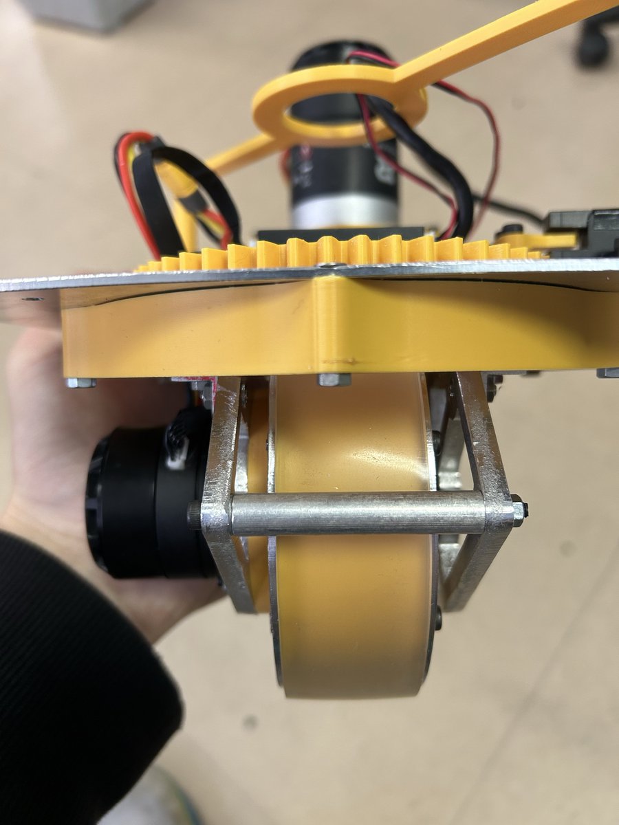 ice2alice's tweet image. 制御の都合でクビになりましたがスワップ可能な差動ステアとインホイール独ステを作ったりもしました