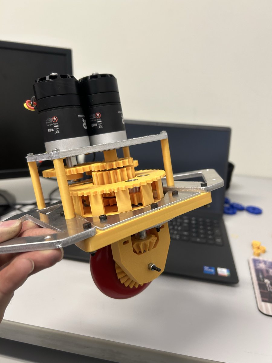 ice2alice's tweet image. 制御の都合でクビになりましたがスワップ可能な差動ステアとインホイール独ステを作ったりもしました