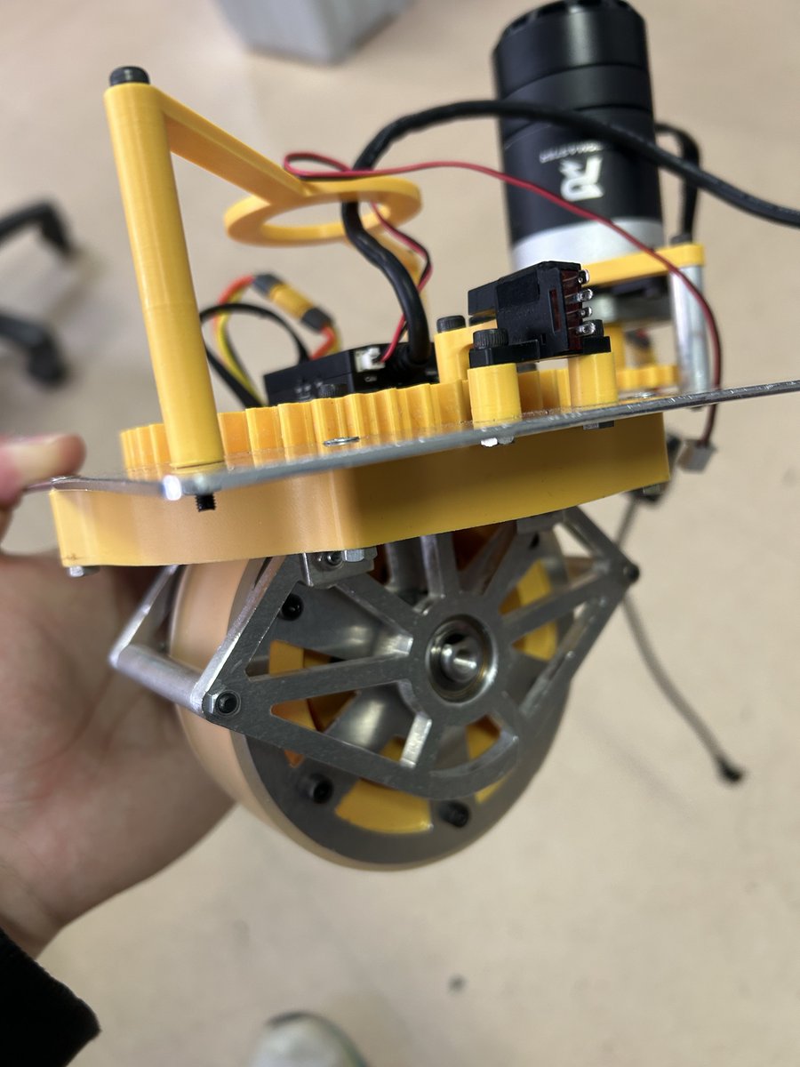 ice2alice's tweet image. 制御の都合でクビになりましたがスワップ可能な差動ステアとインホイール独ステを作ったりもしました