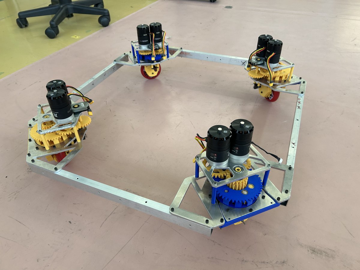 ice2alice's tweet image. 制御の都合でクビになりましたがスワップ可能な差動ステアとインホイール独ステを作ったりもしました