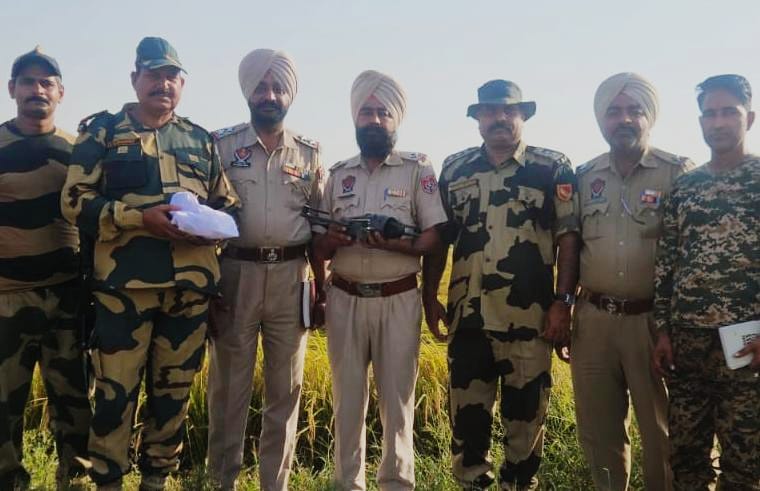 𝐁𝐒𝐅 𝐑𝐄𝐂𝐎𝐕𝐄𝐑𝐒 𝟎𝟓 𝐃𝐑𝐎𝐍𝐄𝐒 𝐖𝐈𝐓𝐇 𝐇𝐄𝐑𝐎𝐈𝐍 &amp; 𝐏𝐈𝐒𝐓𝐎𝐋 𝐀𝐋𝐎𝐍𝐆 𝐏𝐔𝐍𝐉𝐀𝐁 𝐁𝐎𝐑𝐃𝐄𝐑

In a series of swift actions, vigilant BSF troops foiled multiple cross-border smuggling attempts, seizing five drones carrying heroin and a pistol along the
