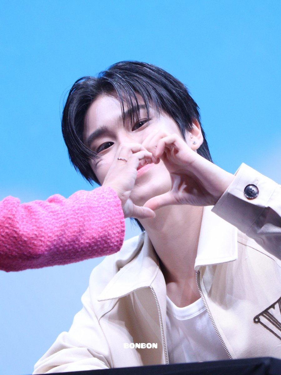 bonbonlook's tweet image. Wuuuu why he so cute😣
LUKEMICK FIRST FANSIGN
#GMMTVFANIVALxLukeMick
#ลูคมิค #LukeMick
#lukeso_ @lukepeemsan
