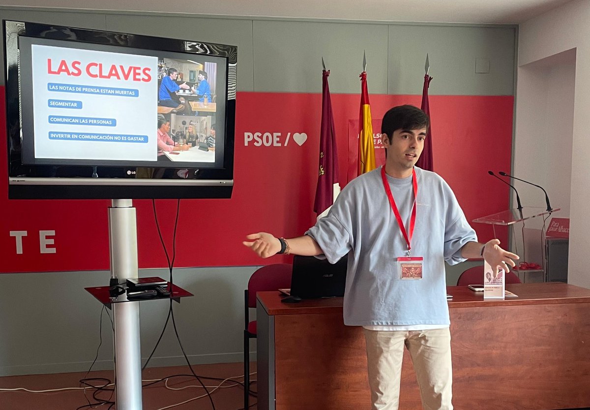 NachoHdez_'s tweet photo. 📱He podido hablar un ratillo de redes sociales y fake news en la escuela de @JS_Albacete fin de semana.

❤️Gracias a las compañeras de la agrupación y a su SG @javlsr por la invitación. Ha sido un placer hablar de lo mío con gente guay! https://t.co/XuG0eR0TwX