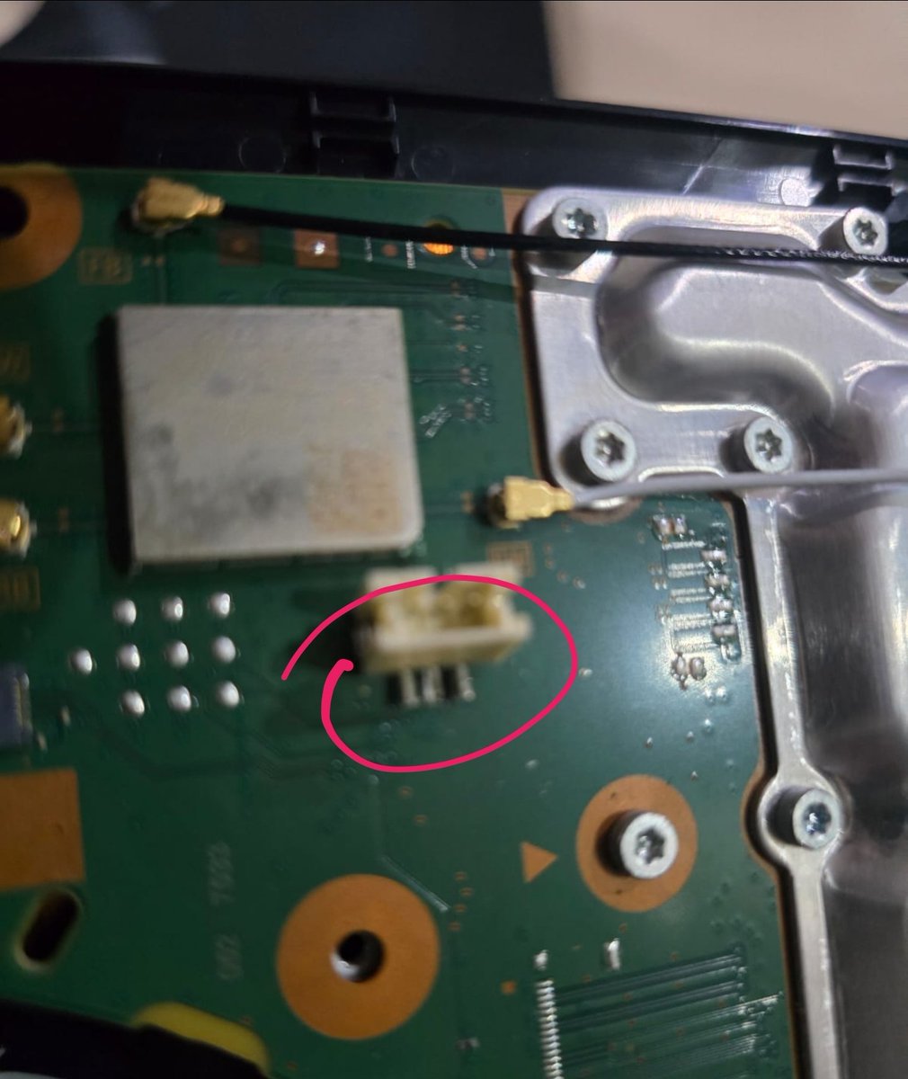 Lagi menekuni karir EA FC26, PS terasa panas ga wajar. Niat bersih" fan, heatsink, vents dll.

Pas pasang lagi, teledor angkat diposisi yg bikin fan yg belum disekrup, jatoh, ngebebanin soket yg nempel di mobo. Alhasil jebol solderannya.

Amsyong, mesti servis