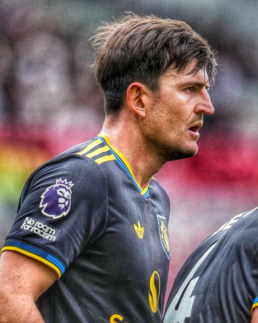 karisportshq's tweet image. 📝 Manchester United have offered Harry Maguire a new 2-year deal (until 2027) with an option to extend to 2028.

💰 Wages: £190k → £120k/week (new wage structure).
⚖️ Maguire prefers a fixed 2-year deal. Talks ongoing.

#MUFC #HarryMaguire #PremierLeague