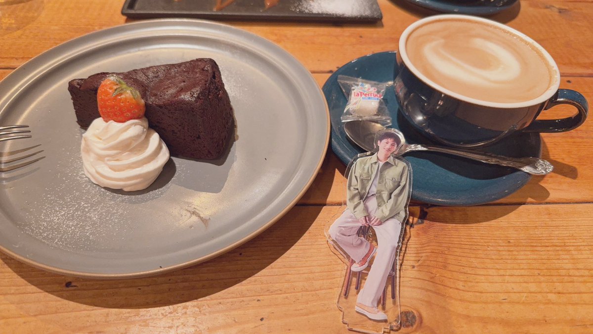 JAsf0815's tweet photo. 〜恋は闇のロケ地〜
cafe &amp; dining ballo balloさんへ☕️🌼
再度ドラマみたらなんと5話でじゅんくんが座ってたお席だった！！😭💘💘💘嬉しい嬉しい😢大変失礼しました、、、1回だけの登場かと思いきや2回登場していたとは、、
ケーキも豆乳ラテも美味しかったです🥰❤︎
ありがとうございました❤︎ https://t.co/sd05V6baIE