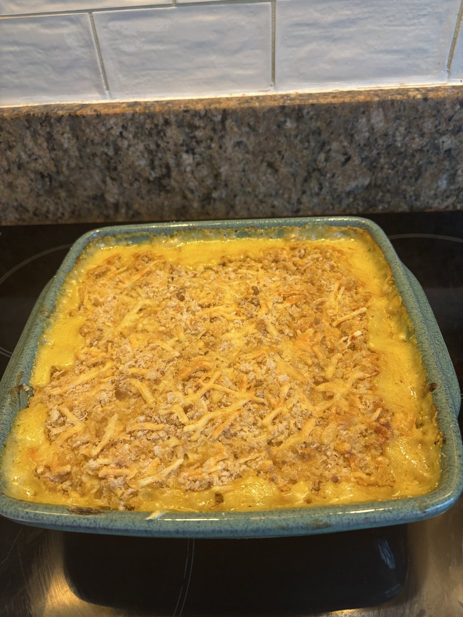 mandevillish's tweet image. Chicken &amp;amp; carrot gratin. Normally it’s made with broccoli but not everyone can have it as it’s high in vitamin K….so it’s broccoli on the side. The recipe is by Avoca’s cookbook.
#Sundays dinner  #chicken #gratin #Avoca