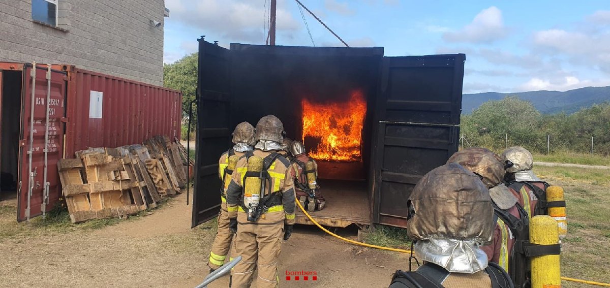 bomberscat's tweet photo. Avui bombers voluntaris #BBVV de #REGirona, #RECentre i #REMSud hem fet un curs de control de gasos i ventilació en incendis en interiors al parc de Manresa i Sant Antoni de Calonge.
#bomberscat https://t.co/3Js5TlT2Ph
