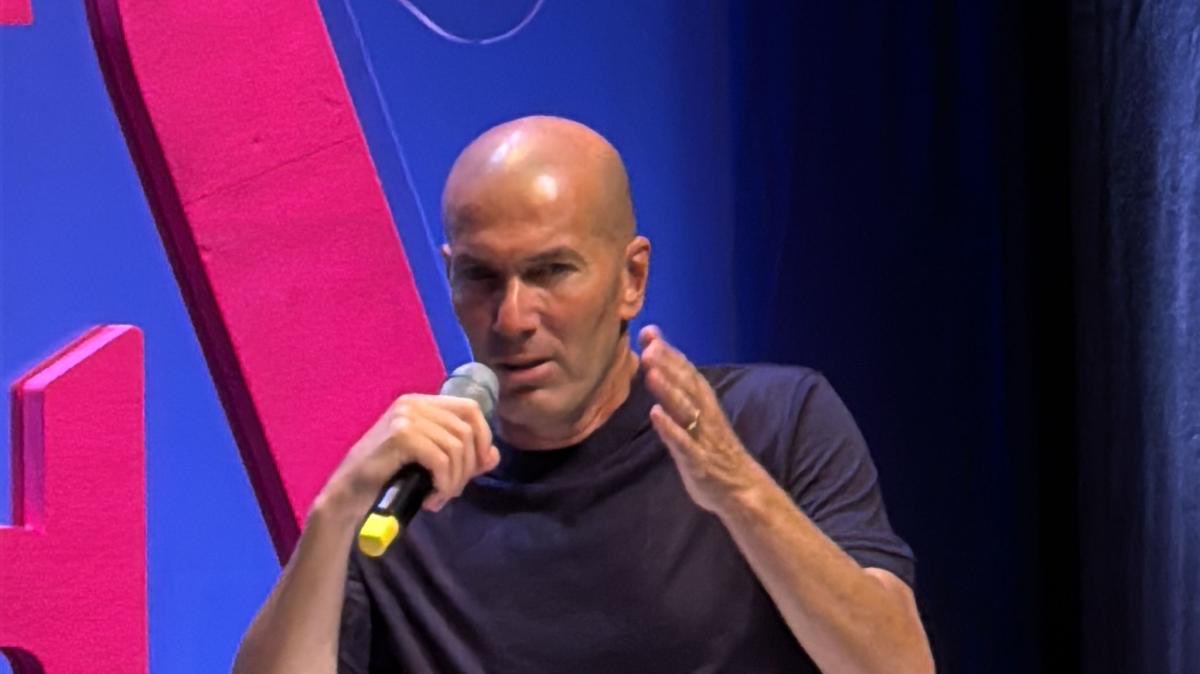 calciolog_tr's tweet photo. Zidane’ın bugünkü Festival Dello Sport’taki söyleşisinden notlar:

“Futbola olan sevgim çocuklukta, Marsilya sokaklarında başladı. Arkadaşlarla saatlerce top oynardık. Marsilya’yı tutuyordum ve odamın duvarları Platini ve Amoros’un posterleriyle doluydu. Topa hafif dokunuşlar benim için doğal bir yetenekti ama kafa vuruşları ve sol ayağımı geliştirmek için çok çalıştım. Çalışmayı seviyordum; babam hep derdi ki ‘Çaba olmadan şampiyon olunmaz.’ İşte bu sözler hep aklımda kaldı.”

“Juventus yıllarım gerçekten çok güzeldi. Fransa’da futbol güzeldi ama Juventus’ta kazanmak zorunluydu. Fransa’da deplasmanda kaybetsen sorun olmazdı ama Juventus’ta asla. Güzel bir maç yaptığımda ya da gol attığımda sabah 3-4’te dönerdik ve Agnelli sabah 6’da sadece ‘Tebrikler’ der ve kapatırdı. Çok tutkulu bir insandı, ne dediğini biliyordu. O dönem zordu, fiziksel olarak da. Ama zamanla anladım ki tüm sezon için böyle hazırlanmak gerekiyordu.”

“Del Piero mu? İtalya’nın en iyilerinden biriydi. Alex ile 4-5 yıl birlikte oynama şansım oldu. Montero, Padovano, Boksic… Hepsi güçlü oyunculardı ama Del Piero’da farklı bir şey vardı. Bir deplasmandan dönerken bazı taraftarlar bana saldırmak istedi; Fonseca ve Montero beni korudu.”

“Real Madrid’e geçişim ise Monaco’da bir gala gecesinde gerçekleşti. Florentino Perez ile yemek yedim ve bana bir not verdi: Madrid’e gelip gelmek istemediğimi sordu. Juventus’ta 5 yıl geçirmiş, 30 yaşındaydım; ‘Ya şimdi yaparım ya da hiç’ dedim. Başlangıçta Figo’nun bana pas vermediği söylenmişti ama doğru değildi, zaten topu alırdım.”

“Yaşadığım en önemli maç Dünya Kupası finaliydi. Çocukken hayalini kurduğum Dünya Kupası’nı oynamak ve kazanmak tarif edilemez bir duyguydu. Güzel goller attım ama çok değil. Juventus’ta Ajax’a attığım golü hâlâ hatırlıyorum. Oyuncu olarak en iyi isim Ronaldo’ydu, Brezilya’dan. Sahada yaptıkları inanılmazdı; sana ‘İki çalım atacağım’ der ve bunu yapardı.”

“Villarreal maçı sonrası emekli oldum. Deplasmanlar, oteller… Artık bunlar hoşuma gitmiyordu. 34 yaşında bıraktım; birkaç yıl daha oynayabilirdim ama kamp yapmak ağır geliyordu.”

“Başlangıçta hiç antrenör olmayı düşünmemiştim ama üç yıl eğitim aldıktan sonra sevdiğimi fark ettim. Marcello Lippi benim için çok önemliydi; geldiğimde zordu, fiziksel olarak da. Eleştirildim ama haklıydı; hep inandı: ‘Burada kalacak ve kariyer yapacaksın.’ Ancelotti de çok değerliydi; oyuncuları dinleyen bir antrenör. Her antrenörden bir şeyler öğrenirsin. Tutku çok önemli; oyunculara bir şeyler aktarmak, enerjini vermek gerekir. Ben hep güven aşılamaya çalıştım. Antrenmanlarda topu hep kullandım, fiziksel çalışmalarda bile.”

“Orta saha deneyimim oyun görüşümü geliştirdi; izlediğim ve oynadığım her şeyin kalbi orasıydı. Isco, Benzema, Kroos, Modric… Antrenmanda top kaybetmezlerdi. Milan’ı düşündüğümde Van Basten, Gullit, Ancelotti, Baresi, Maldini… Hepsi benim için birer referans takımdı.”

“Sahada dengeliydim, abartmazdım; iyi ya da kötü her şeyi ölçülü yapardım. 15-20 yaşında her şeyi doğru yapmak mümkün değil ama gelişmek için düşünmek gerekiyor. Denge önemli. Disiplinli ve sade insanları severim; Kroos ve Modric gibi. Şu an hayatım güzel, çocuklarımı izliyorum. Bir gün tekrar antrenör olacağım ama şimdi bu hayat var. Juventus kalbimde, bana çok şey verdi. Gelecekte Fransa ile çalışmak isterim.”

“Bugünkü futbol çok fiziksel ve biraz şiirsellik eksik. Ofansif oyun, uzun paslar görmek istiyorum. Zaman zaman güzel maçlar oluyor ama bazı şeyler eksik. 10 numara artık yok; topu alan oyuncular eksik. Eğer oynasaydım, savunmada antrenörün dediğini yapardım ama hücumda kendi tarzımı sürdürürdüm. Francescoli Marsilya’da inanılmaz şeyler yapardı, ben de kendimi onda görürdüm. Yıldız oyunculardan Kenan, Igor, Yamal, Vitinha, Neves hoşuma gidiyor. Totti Real’de oynardı, Cassano gelmişti ama oynaması gerekirdi, hak ediyordu. Marsilya sokaklarındaki küçük çocuğa söyleyeceğim şey: ‘Kendi yolundan git.’ Futbolcu olacağıma söz verdim ve başardım.”
