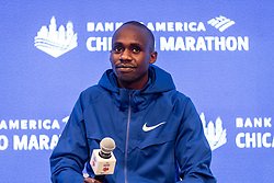 RunBlogRun's tweet image. Jakob Kiplimo, in his second race at the 42.2 kilometer (26.2 miles), is on 2:01:48 marathon pace, with 1.2 miles to go, 

1:39.53 for 35k, 1:55.10 for 40k, and a 5:05 mile in mile 25, his slowest, 1:57.03 at 25.2 miles! photo by Bank of America, Kevin Morris, #Chicagomarathon,