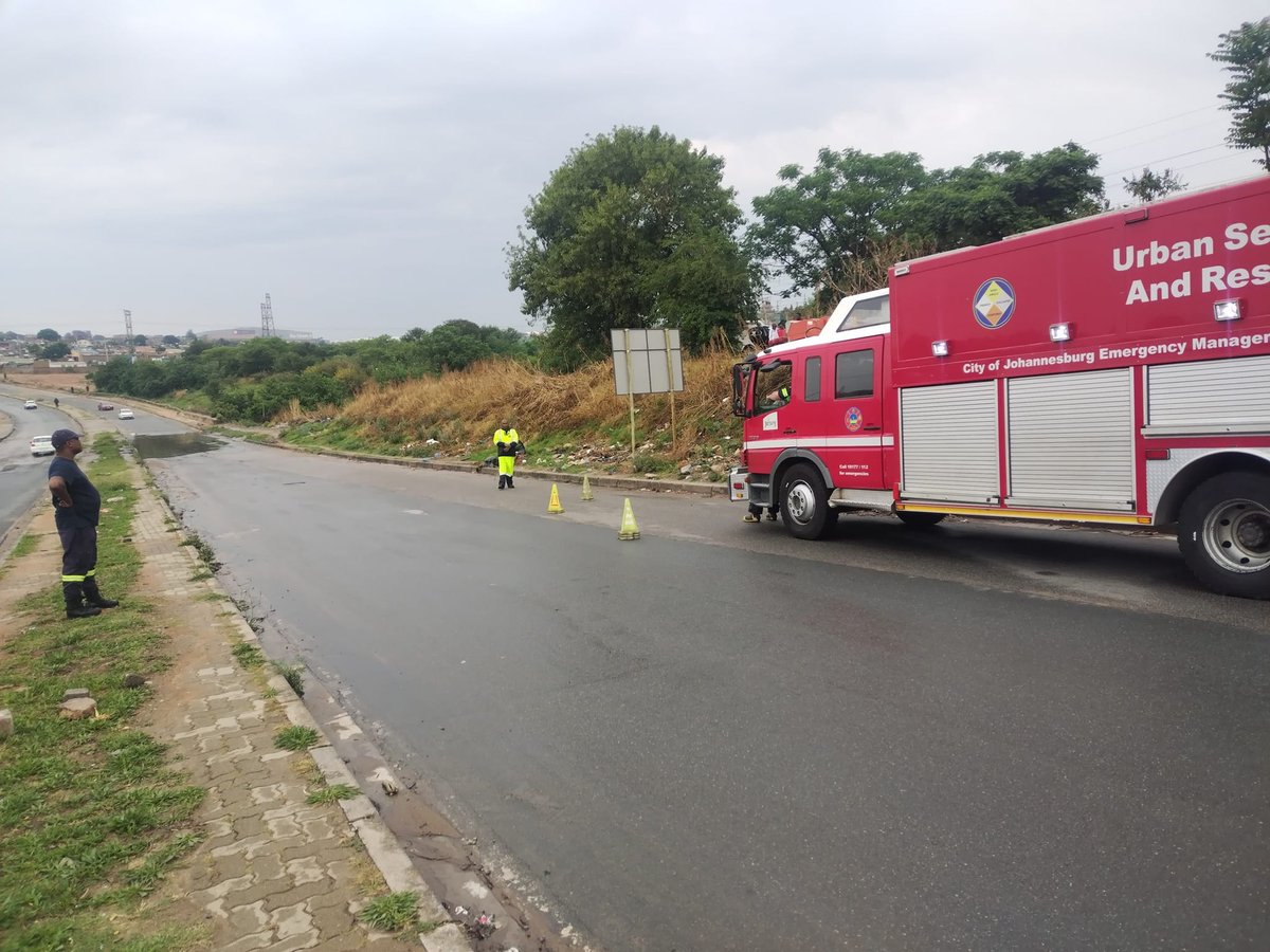 _ArriveAlive's tweet image. A man attempting to steal an electrical cable during rainy conditions suffers a fatal electric shock under a bridge on London Road over the Jukskei River.

tinyurl.com/28lb8n3d

#ArriveAlive #Electrocution @PublicSafetyMMC