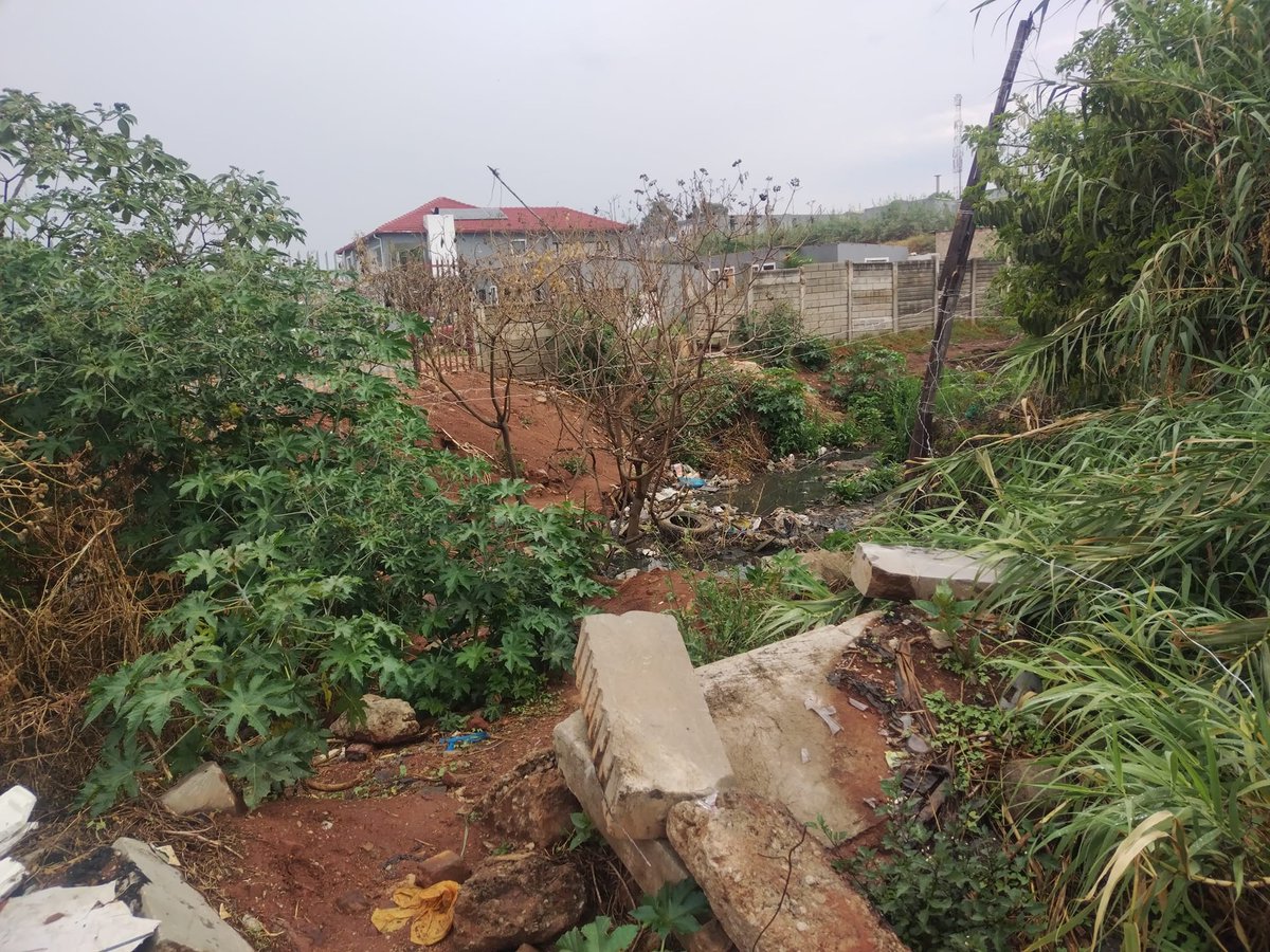 _ArriveAlive's tweet image. A man attempting to steal an electrical cable during rainy conditions suffers a fatal electric shock under a bridge on London Road over the Jukskei River.

tinyurl.com/28lb8n3d

#ArriveAlive #Electrocution @PublicSafetyMMC