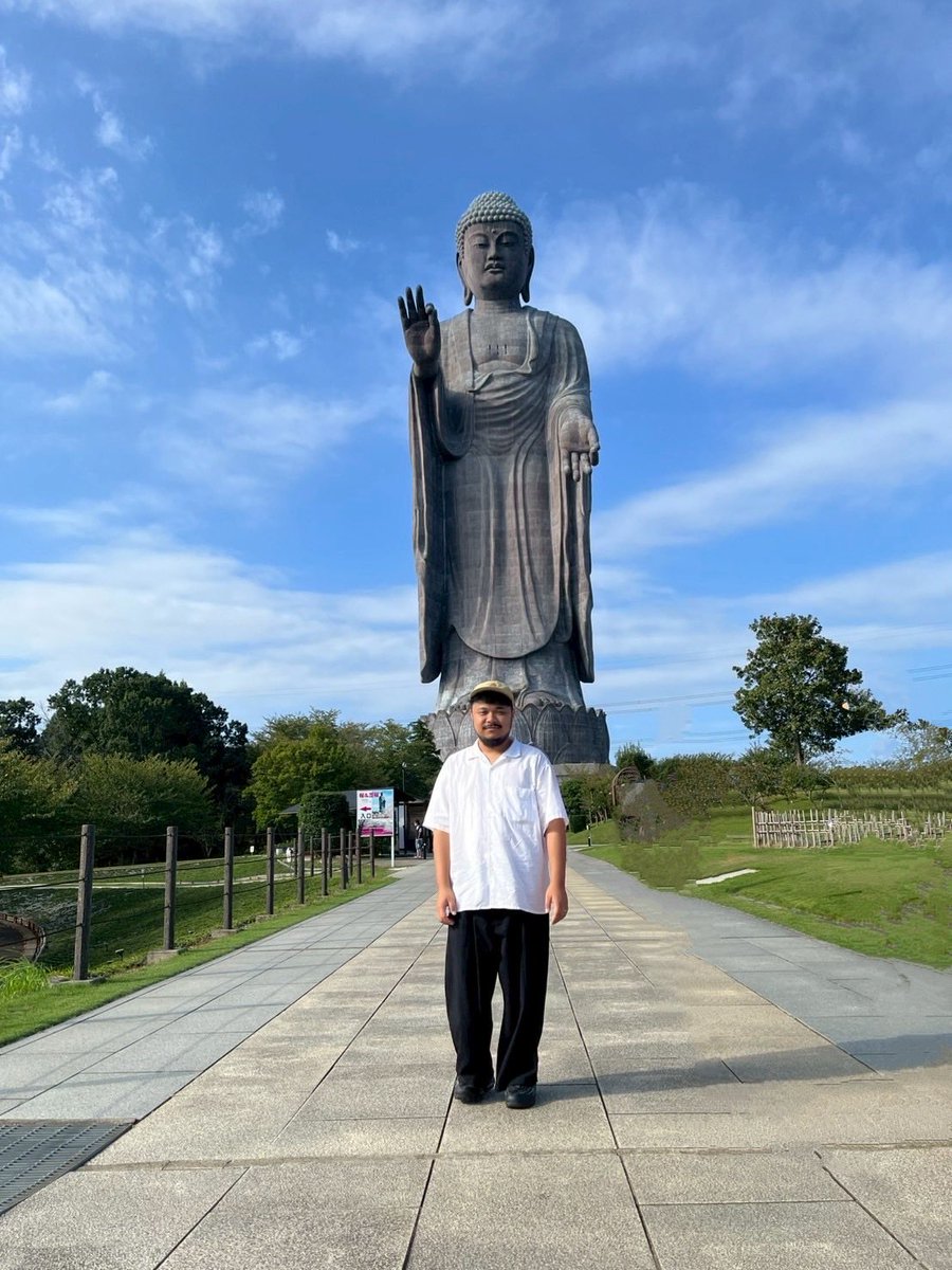 koji_conanima's tweet photo. 実は今日(もう終わるけど)33歳になりました

あんまり写真を撮らないので直近だとこの牛久大仏と僕の写真が最新です
いい一年にします

うたもたくさんうたいます https://t.co/OgAvqJxRza