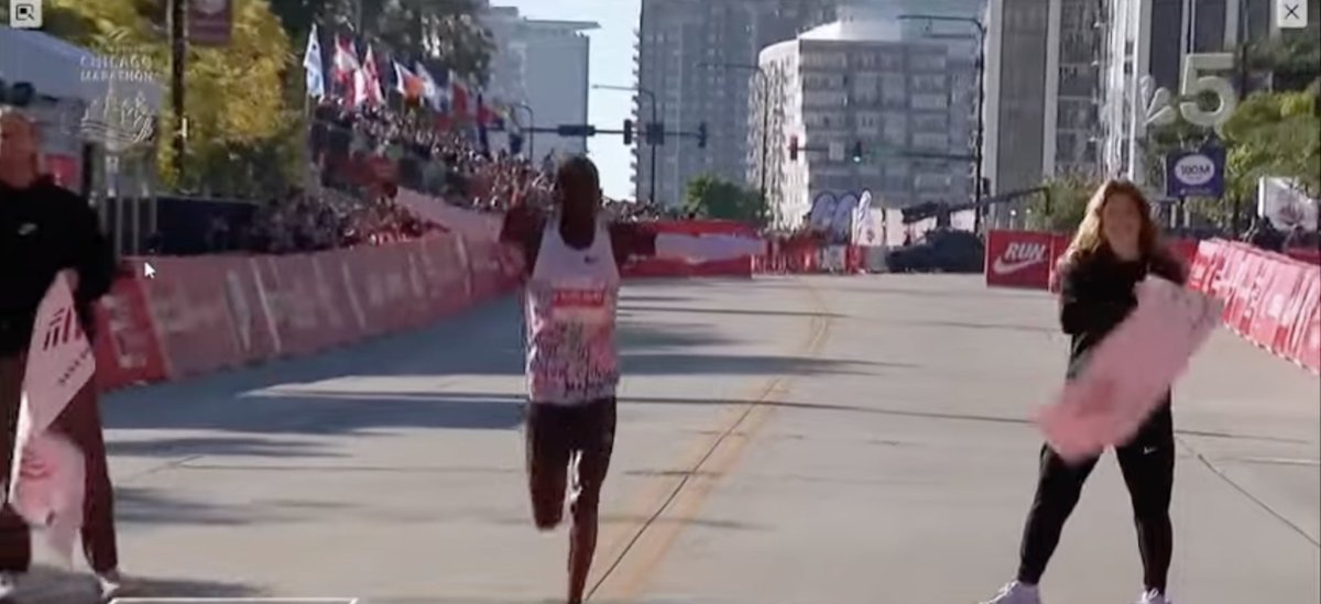 🏆 Chicago Marathon men's winner 🏆

In just his second ever race over 26.2 miles, Jacob Kiplimo triumphs in Chicago in 2:02:23 ⚡️

At the half-way point, the Ugandan was on world record watch with a split of 60:16 but had a slower second half of the race 🇺🇬