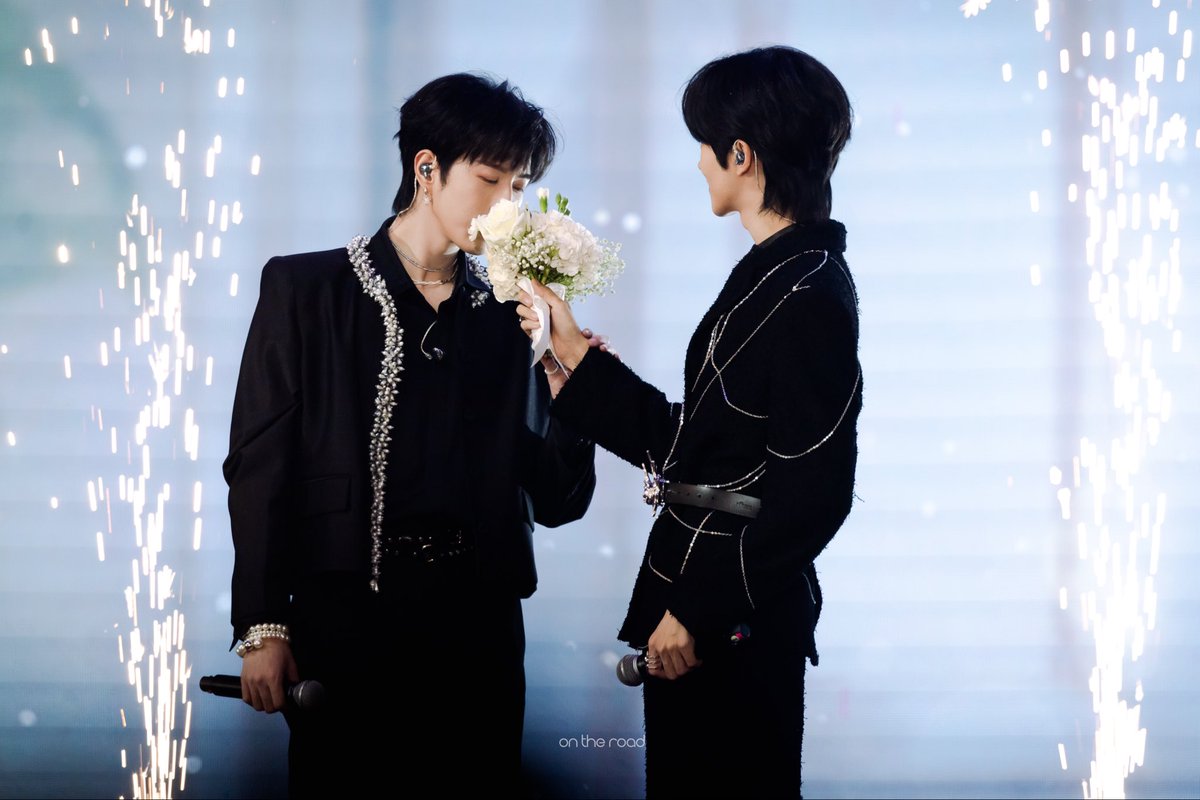 ontheroadno5's tweet photo. 121025

—————

D4 FOREVER HEARTS

#D4FerventBKK #Desire4inBangkok #Desire4ThailandFM #EliotHuang #QiuDingjie https://t.co/vlFFBNbEZ0