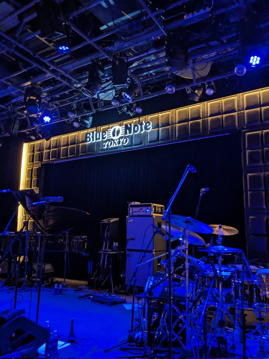 ホセ・ジェイムズ @ ブルーノート
2025 10.12 sun. 2nd
ずっと観たかったアーティストがいっぺんに観れてしまった豪華ステージ。
黒田卓也、BIGYUKI、そして何といってもジャリス・ヨークリーのドラムが素晴らしかった！ホセとの相性の良さが抜群だし、長いソロも独特の個性があって聴き惚れました。