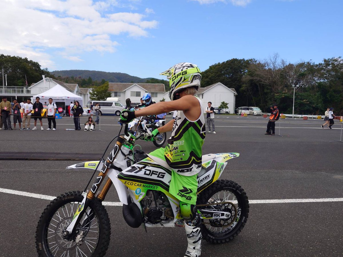 initial33a's tweet image. モーターゲームス
FMXの傍ら、Daiceさんと
「みにばいぱにっく」
のことをちょっとだけお話して
KLX125をご覧いただいたのです💧
一応、そのメモ書きみたいなものですが、サイン色紙とKLX125を出させていただきます🙇
ワダポリスはオマケです😀
毎年会っているのに覚えてない💧

#FDJ
#fmxshowcase