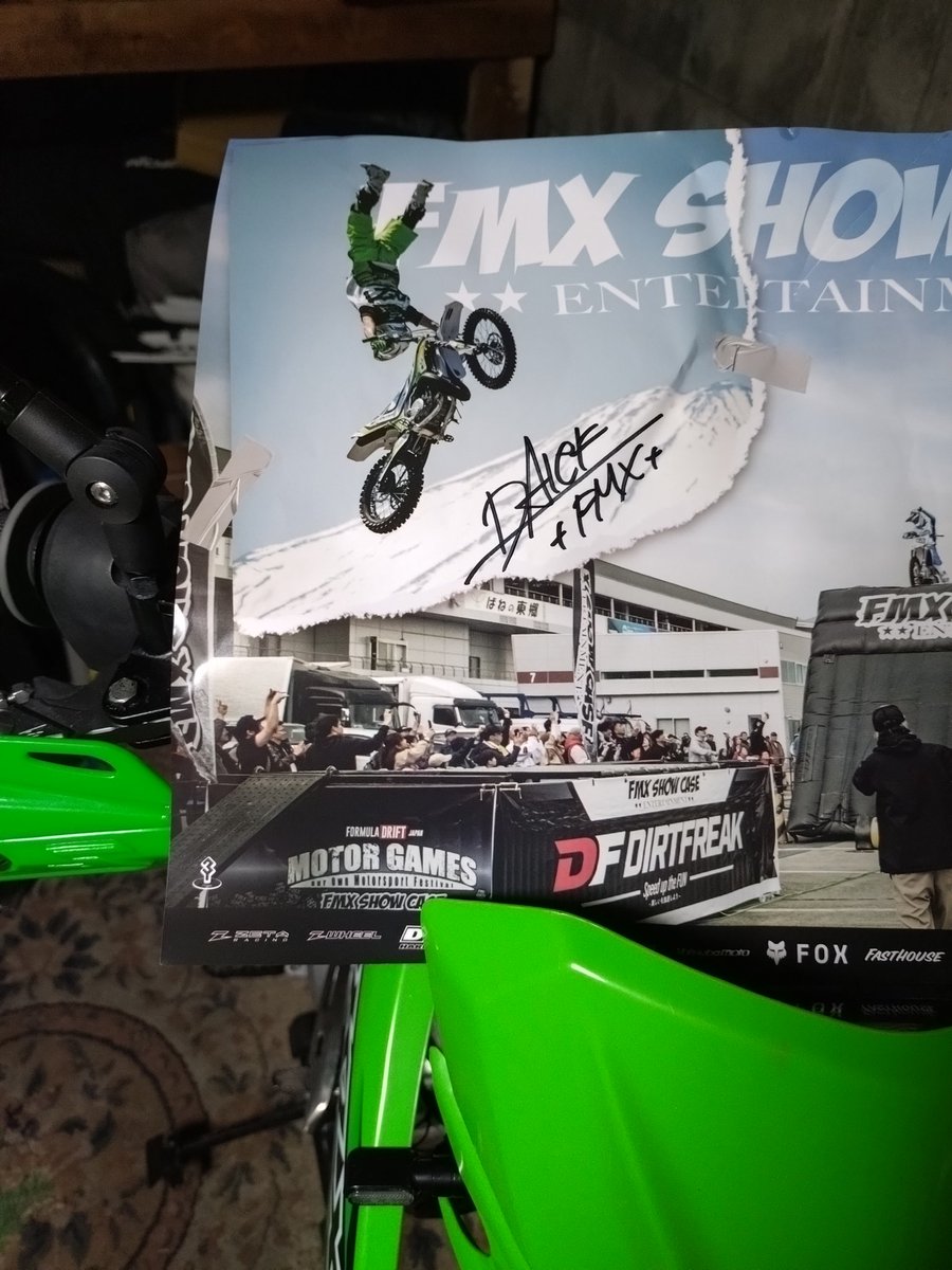 initial33a's tweet image. モーターゲームス
FMXの傍ら、Daiceさんと
「みにばいぱにっく」
のことをちょっとだけお話して
KLX125をご覧いただいたのです💧
一応、そのメモ書きみたいなものですが、サイン色紙とKLX125を出させていただきます🙇
ワダポリスはオマケです😀
毎年会っているのに覚えてない💧

#FDJ
#fmxshowcase