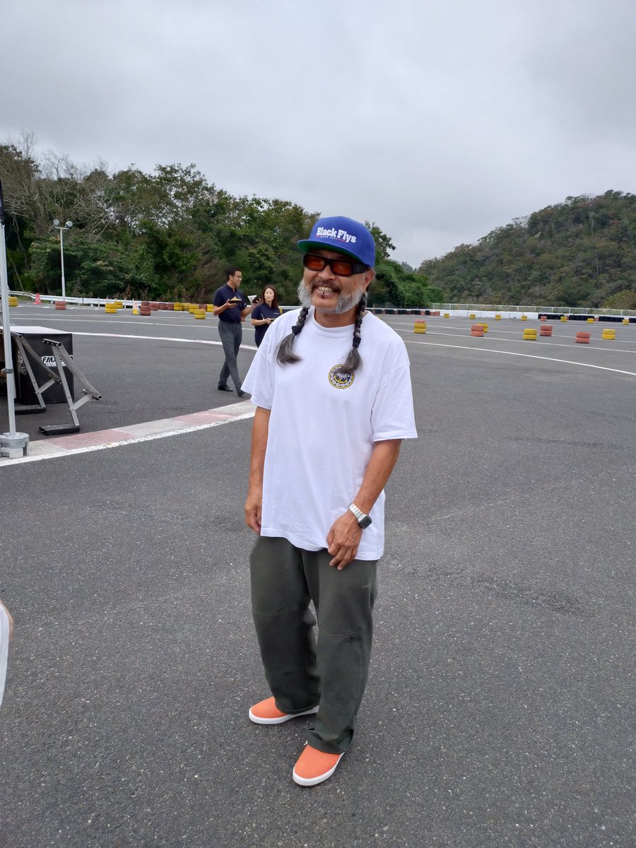 initial33a's tweet image. モーターゲームス
FMXの傍ら、Daiceさんと
「みにばいぱにっく」
のことをちょっとだけお話して
KLX125をご覧いただいたのです💧
一応、そのメモ書きみたいなものですが、サイン色紙とKLX125を出させていただきます🙇
ワダポリスはオマケです😀
毎年会っているのに覚えてない💧

#FDJ
#fmxshowcase