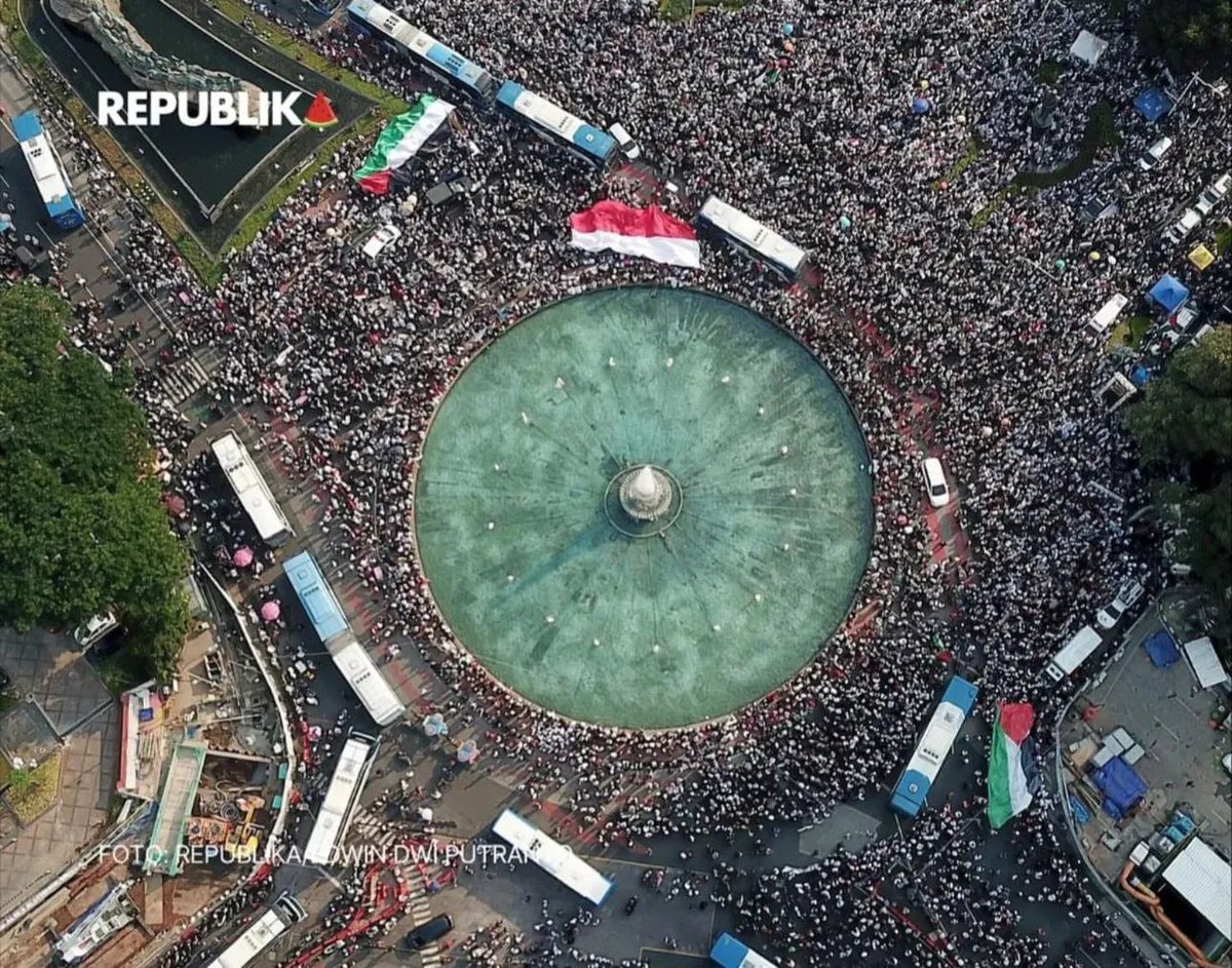 bundaathira's tweet photo. KITA TAK TAMPAK

[ Pak Cahyadi Takariawan ]

Dalam foto Aksi Bela Palestina di Jakarta (12/10/2025) ini, kita tidak tampak. Saya, Anda dan kita semua yang hadir di Patung Kuda tadi pagi, tak tampak di foto ini.

Foto menunjukkan lautan manusia. Seakan tak ada kita di dalamnya. Padahal jelas kita ada. Kita hadir di sana.

Foto lautan manusia itu tak akan pernah ada, jika tanpa kehadiran kita semua. Meski kita tak tampak di foto itu,  jelas foto itu kumpulan kita semua.

Ya benar, foto itu adalah kumpulan saya, Anda dan kita semua. Yang tak terlihat di mana posisi kita di tengah lautan massa.

Maka jangan pernah mengabaikan kehadiran. Tanpa kehadiran kita, lautan manusia itu tak pernah ada.