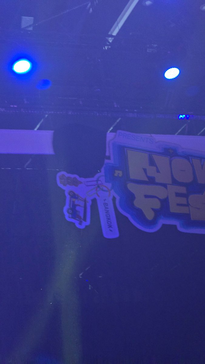 พีพีบิวกิ้นจะขึ้น ป้ายโลโก้แบรนด์น้ำดำบนเวทีเอาผ้าปิดไปแล้วววว 😹