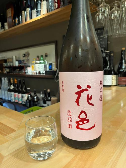 asquLO's tweet photo. 花色の純米酒、一口飲むと、ほんのりとした花の香りとともに、柔らかな味わいが広がります。 このお酒は、味わいだけでなく、友達と過ごす大切な時間をも感��させてくれます。#日本酒 #花色 #純米酒 #ゆったりとした時間 https://t.co/DYxJdxbpE1